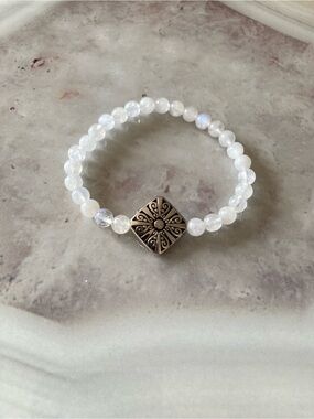 ✨White Moonstone Beaded Bracelet with Sterling Silver Plated Accent
